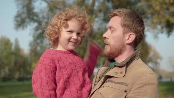 Veselý otec líbá syna na tvář, obdivuje malé dítě, šťastné dětství, péče — Stock video