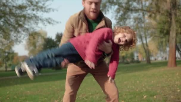 Glad far leker med barn, umgås, familjeförhållande — Stockvideo