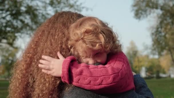 Red-haired child hugging mother, feeling of comfort and protection, family love — Stock Video