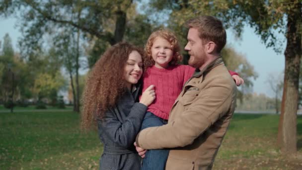 Veselí rusovlasí rodiče a syn se usmívají před kamerou, rodinné štěstí, odpočinek — Stock video