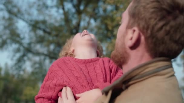 Padre cosquillas hijo en el parque, pasar tiempo con el niño, feliz relación familiar — Vídeos de Stock