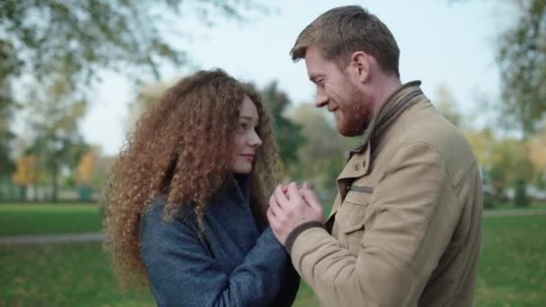 여자 친구 손을 잡고 있는 남자 친구, 공원에서 로맨틱 한 데이트, 상냥 한 감정 — 비디오