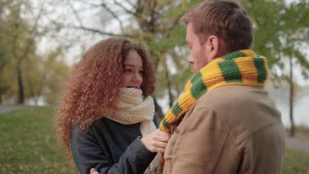 Glückliches junges Paar beim Umarmen, romantisches Date im Herbstpark, zarte Beziehung — Stockvideo