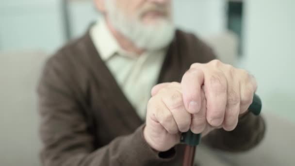 Ältere männliche Hände am Gehstock, Schwäche im Alter, häusliche Pflege, Gesundheit — Stockvideo