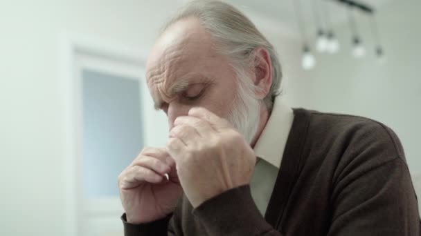 Stressed velho masculino sentindo dor de cabeça, massageando templos, cuidados de saúde, enxaqueca — Vídeo de Stock