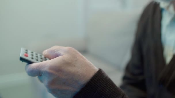 Pensionista cansado sintiendo tensión en los ojos, viendo televisión por la noche, cuidado de la salud, vista — Vídeos de Stock