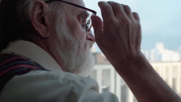 Szary profesor zdejmujący okulary, cieszący się widokiem na miasto, praca biurowa — Wideo stockowe