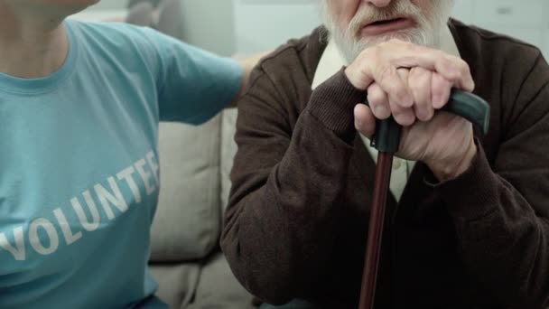 Caregiver knuffelen senior man met wandelstok, verpleeghuis, ouderenzorg — Stockvideo