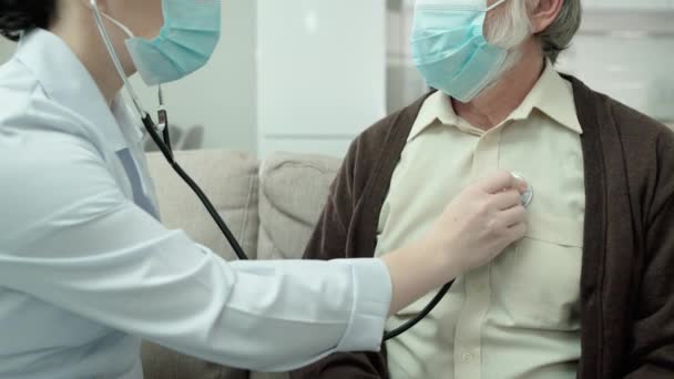 청진기를 가지고 나이든 환자의 폐를 검사하는 실천가 흉부 조 작술 — 비디오