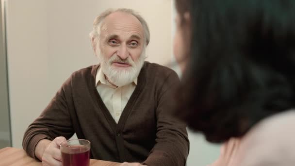 Grey-haired far pratar med dotter, umgås, relation — Stockvideo