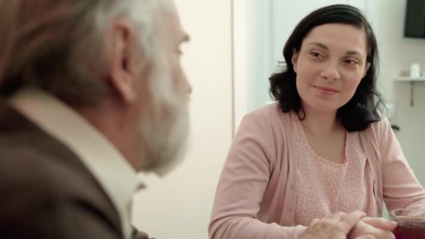 妇女倾听年迈的父亲，与父母沟通，家庭幸福 — 图库视频影像