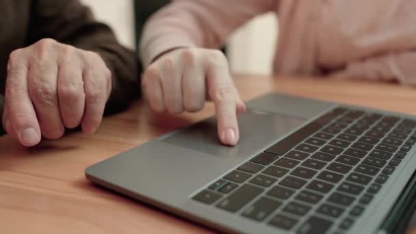 Wanita menunjukkan ayah yang sudah tua bagaimana menggunakan laptop, koneksi online, teknologi — Stok Video