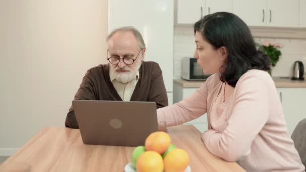 Gelukkige gepensioneerde probeert laptop applicatie te gebruiken, sociaal netwerk, familie ondersteuning — Stockvideo