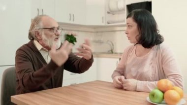 Evde babasıyla tartışan genç bir kadın, aile içi çatışma, yanlış anlaşılma.