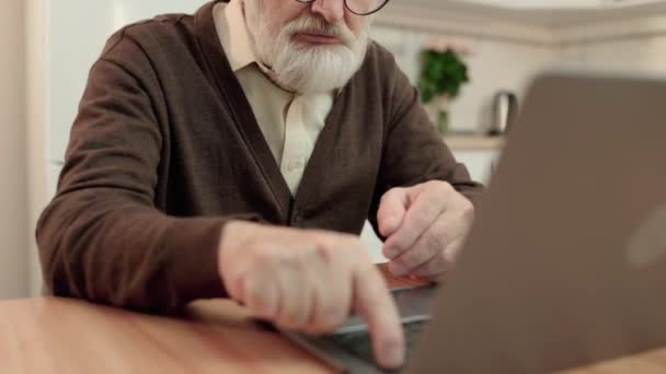 Стареющие мужчины учатся пользоваться современными ноутбуками, основными навыками работы на компьютере, технологиями — стоковое видео