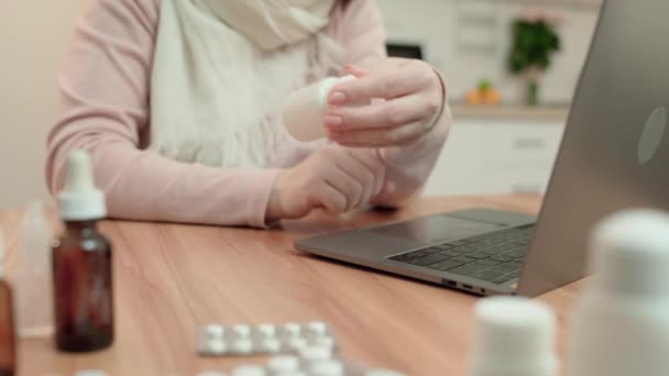 Mujer sosteniendo pastillas botella, en busca de precio en línea, medicamentos caros — Vídeos de Stock