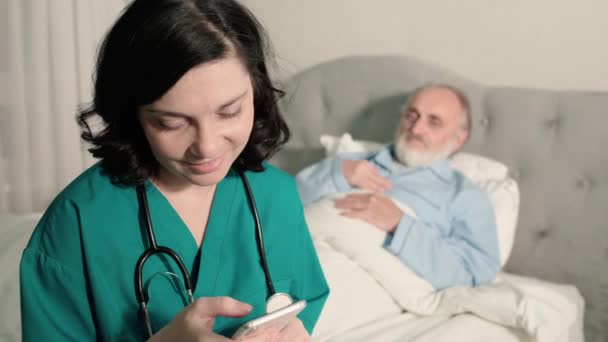 Enfermera mensajes de texto en el teléfono, ignorando toser paciente, negligencia médica, servicio — Vídeos de Stock