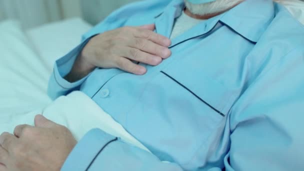 老年病人感到呼吸急促、慢性支气管炎、肺炎 — 图库视频影像