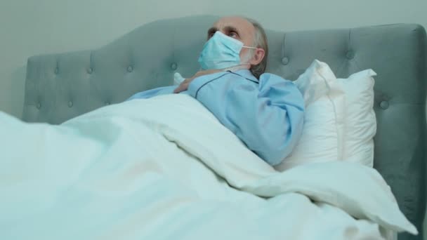Дедушка чувствует напряжение в груди, затрудненное дыхание, симптом ковида-19 — стоковое видео