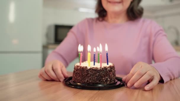 Vrouwelijke wens, kaarsen uitblazen op taart, zoet dessert, feest — Stockvideo