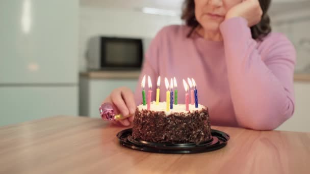 Smutna Dojrzała kobieta wieje w imprezie rura, uczucie samotności w urodziny, starszy wiek — Wideo stockowe