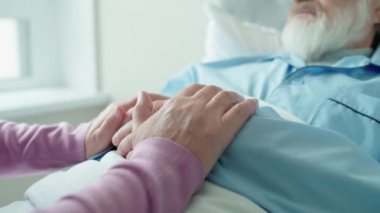 Karısının elini okşaması, aile desteği, ciddi hastalıklar, rehabilitasyon