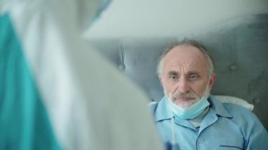 Evde koronavirüs analizi için örnek alan tıp uzmanı.