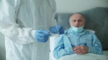 Biyolog test tüpüne örnek yerleştirdi, covid-19 analizi, evdeki PCR testi...