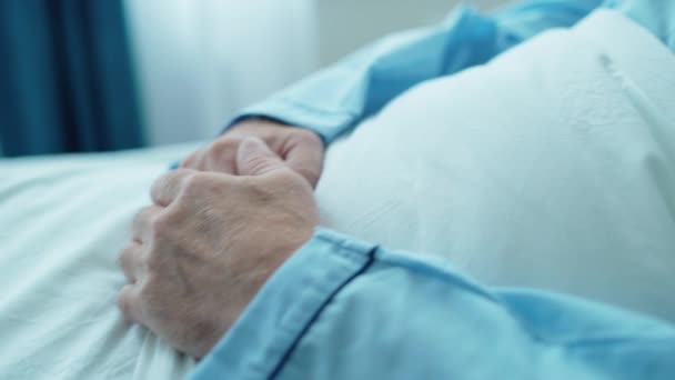 Nemocný šedovlasý důchodce ležící na nemocničním lůžku, péče o seniory, rehabilitace — Stock video