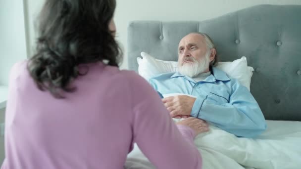 Mujer anciana apoyando marido deprimido en el hospital, problema de salud, visita — Vídeo de stock