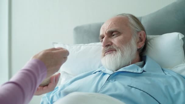 Patiënt die in bed eet, herstellende van ziekte in het verpleeghuis, oudere ziekte — Stockvideo