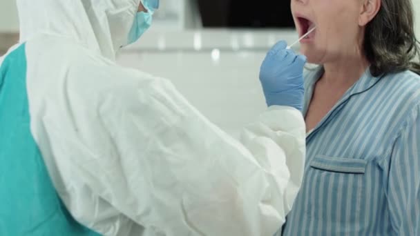 Pracownik laboratoryjny pobierający test pcr, wkładający wymaz z próbki do probówki, koronawirus — Wideo stockowe