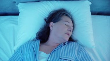 Geceleri endişe ile uyuyan yaşlı kadın, kötü rüyalar, sağlık hizmetleri, stres