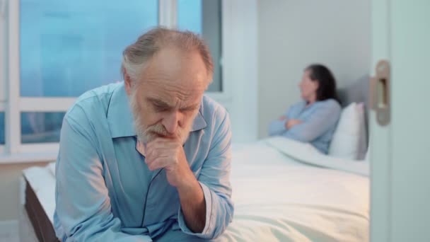 Przygnębiony emeryt patrząc na zdenerwowaną żonę, obrażona para po kłótni, konflikt — Wideo stockowe