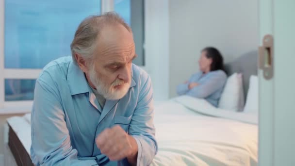 Homme âgé bouleversé regardant la caméra, assis sur le lit, crise relationnelle, divorce — Video