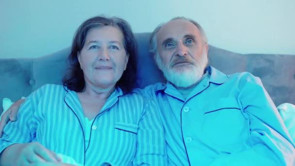 Χαρούμενο ζευγάρι βλέποντας κωμωδία μαζί, διασκεδάζοντας, home cinema, τηλεόραση — Αρχείο Βίντεο