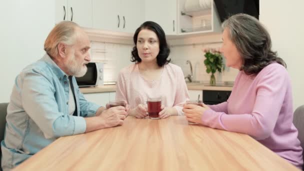 Mutfakta kızıyla konuşan yaşlı aileler, aile sorunları, kötü haberler. — Stok video