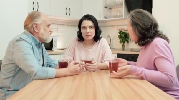 Mujer estresada escuchando a los padres discutiendo, brecha de generación, malentendidos — Vídeos de Stock
