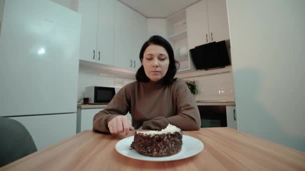 Mujer triste comiendo postre dulce en casa, adicción al azúcar, comida chatarra, trastorno — Vídeos de Stock