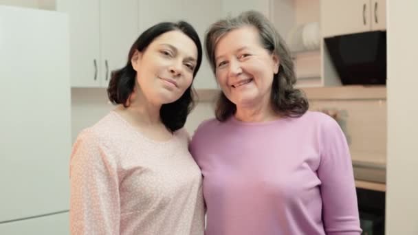 Mutter und Tochter lächeln in die Kamera, Familienglück, Mutterschaft — Stockvideo
