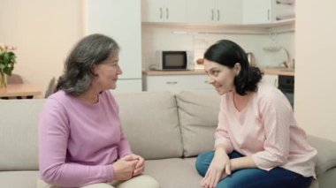 Annesine nişan yüzüğü gösteren heyecanlı bir kadın. Mutlu anlar, birliktelik.