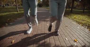 Spor kıyafetleriyle parkta koşan aktif emekliler, aerobik egzersizler, fitness...