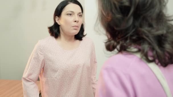 Оскорбленная дочь спорит с матерью, семейное недоразумение, разногласия — стоковое видео