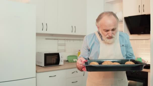 Poêle à hommes retraités souriante avec croissants faits maison, dessert sucré, cuisson — Video