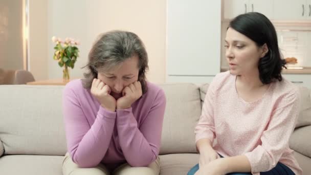 Dochter knuffelen trieste senior moeder, ondersteuning van depressieve vrouw, saamhorigheid — Stockvideo