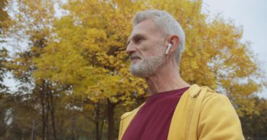 Susamış yaşlı erkek içme suyu, idmandan sonra rehidrasyon rutini, spor