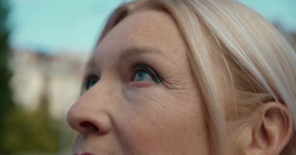 Překvapená zralá modrooká žena vzhlížející se zájmem, úžasem, zblízka — Stock video