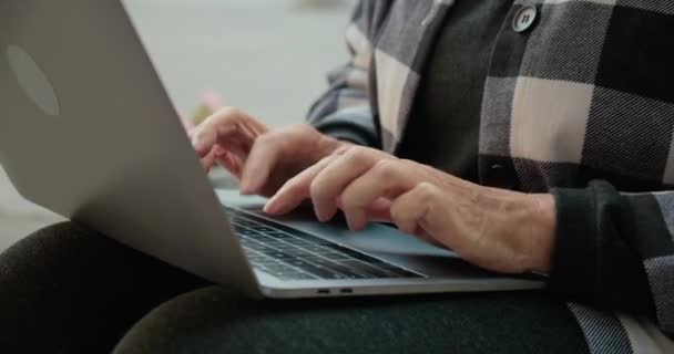 Close-up of female hands typing on laptop outdoors, freelance, extra income — Stok Video