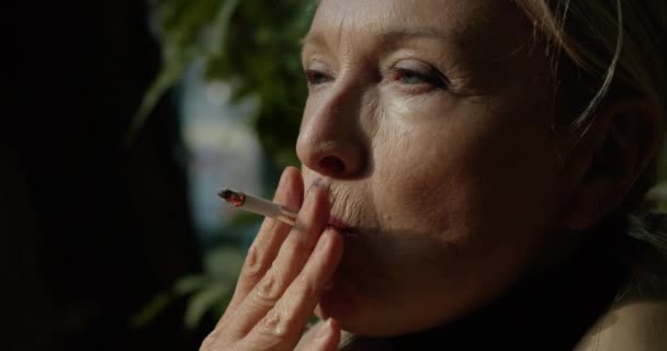 Smutna pomarszczona kobieta paląca papierosy na zewnątrz, stres, niezdrowe nawyki — Wideo stockowe