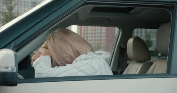 Emekli kadın patron arabada oturup ağlıyor, işte sorunlar, stres, kriz — Stok video